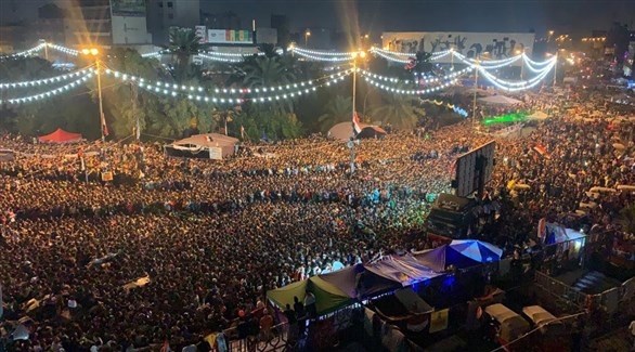 محتجون في ساحة التحرير وسط بغداد (تويتر)
