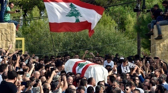 لبنانيون في جنازة علاء أبو فخر  الذي قُتل في الاحتجاجات ببيروت (إ ب أ)