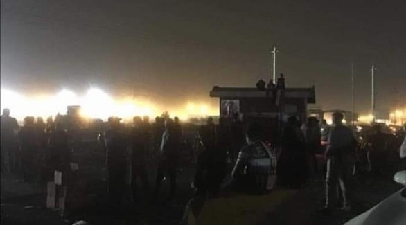 متظاهرون عراقيون عند مدخل ميناء أم قصر (تويتر)