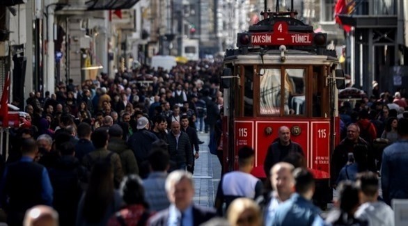 شارع يعج بالناس في إسطنبول (أرشيف)