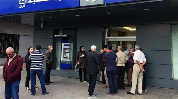 لبنانيون أمام بنك مغلق بسبب الإضراب (أرشيف)