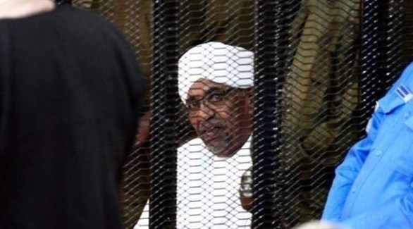 الرئيس السوداني السابق عمر البشير في قفص الاتهام أثناء محاكمته (أرشيف)