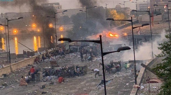 مواجهات بين متظاهرين وقوات الأمن على جسر الشهداء في بغداد (تويتر)