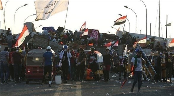 متظاهرون عراقيون يغلقون جسر الأحرار في بغداد (تويتر)