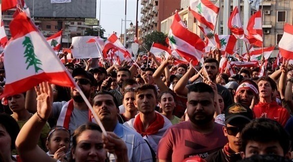 شبان لبنانيون يشاركون في الاحتجاجات الشعبية العارمة (أرشيف)