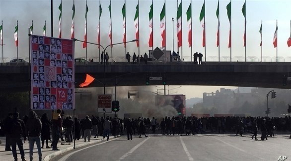 محتجون يقطعون طريقاً رئيسياً في إيران (تويتر)