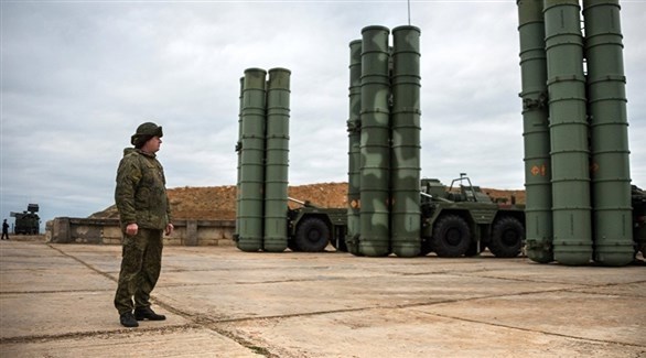 جندي روسي أمام بطاريات صواريخ إس 400 (أرشيف)