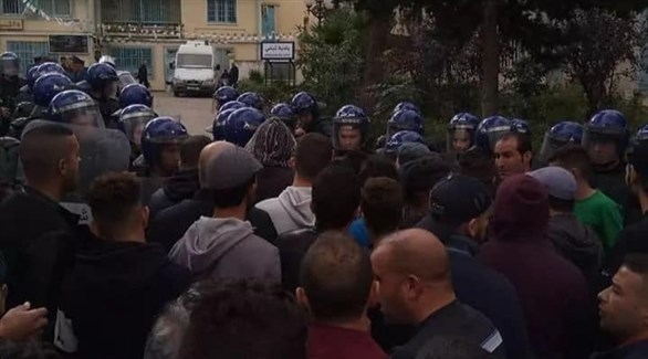 الشرطة الجزائرية تتصدى لمحتجين في ولاية بجاية (تويتر)