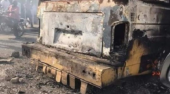 مركبة محترقة في بورتسودان بعد المواجهات (الراكوبة)