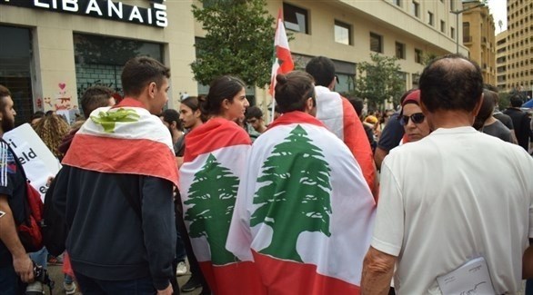 لبنانيون يتظاهرون أمام فرع أحد المصارف (أرشيف)