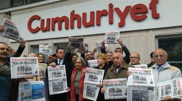 صحافيون من جمهوريت في اعتصام أمام مقر صحيفتهم (أرشيف)