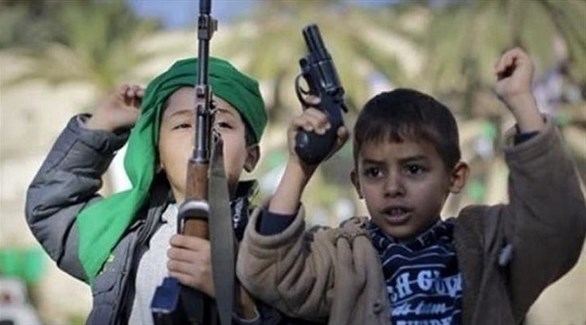 أطفال في سوريا يعرضون أسلحةً (أرشيف)