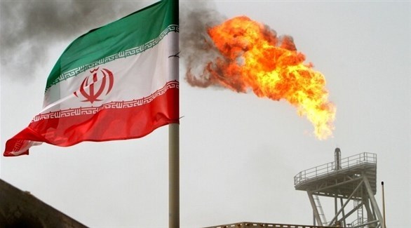 صورة مركبة لمنشأة نفطية إيرانية وعلم إيران.(أرشيف)