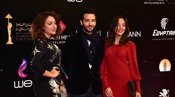 نجوم الفن علي السجادة الحمراء بمهرجان القاهرة السينمائي الدولي (المصدر)
