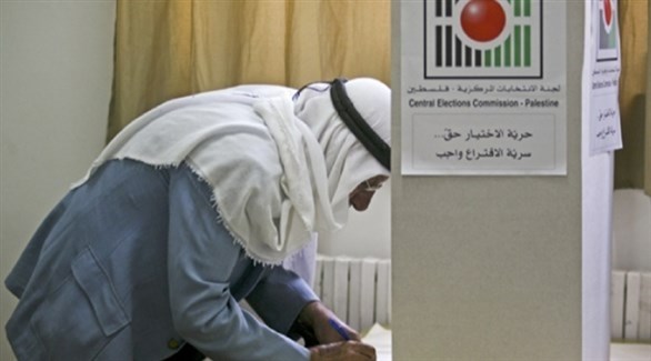 فلسطيني يُدلي بصوته في اقتراع سابق (أرشيف)