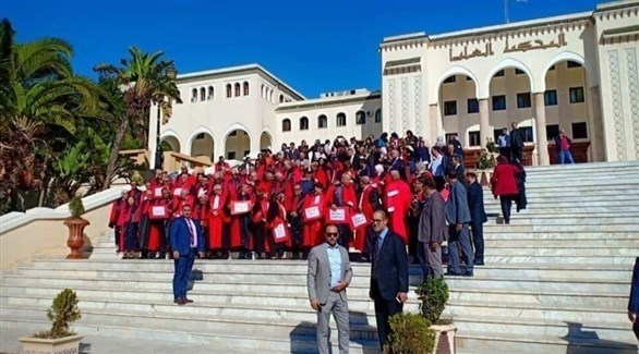 قضاة أمام مقر المحكمة العليا في الجزائر (أرشيف)