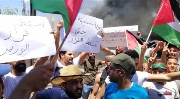 فلسطينيون يحتجون في أحد المخيمات ضد قرار وزارة العمل اللبنانية (أرشيف)