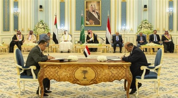 ممثلا الحكومة اليمنية والمجلس الانتقالي يوقعان اتفاق الرياض (تويتر)