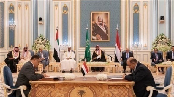 لحظة توقيع اتفاق الرياض بين الحكومة اليمنية والمجلس الانتقالي الجنوبي (تويتر)