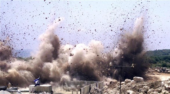 دخان يتصاعد من موقع عسكري دمره الجيش الإسرائيلي قبل الانسحاب من لبنان عام 2000.(أرشيف)