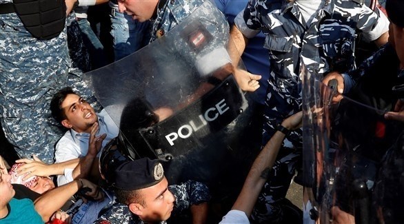 عناصر من قوات الأمن اللبناني تعتدي على صحافيين في الاحتجاجات الأخيرة (أرشيف)