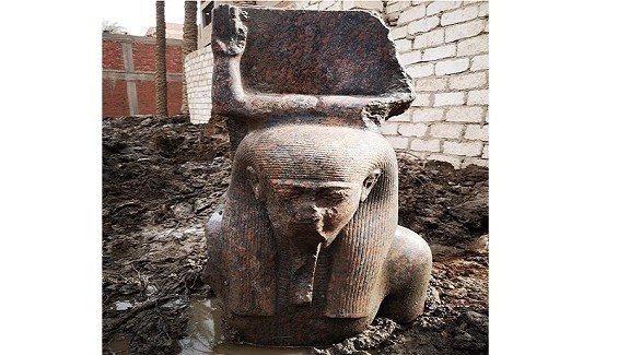 التمثال النادر لرمسيس الثاني بعد استخراجه (فيس بوك)