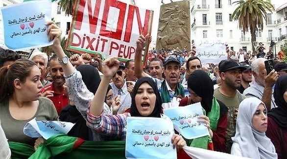 متظاهرون في الجزائر احتجاجاً على انتخابات اليوم الخميس (أرشيف)