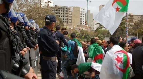 الشرطة تتصدى لمحتجين في الجزائر (أرشيف)