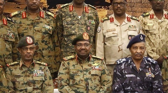 الرئيس السوداني المعزول عمر البشير متوسطاً عدد من القادة العسكريين (أرشيف)