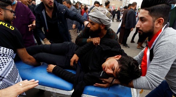 إسعاف متظاهر عراقي مصاب (أرشيف)