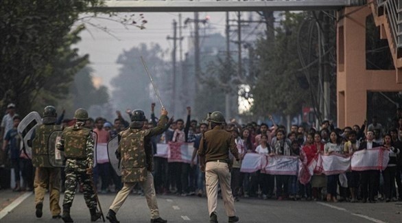 رجال أمن يتصدون لمظاهرة في الهند (أرشيف)