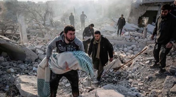 سوريون يهربون من القصف في إدلب.(أرشيف)