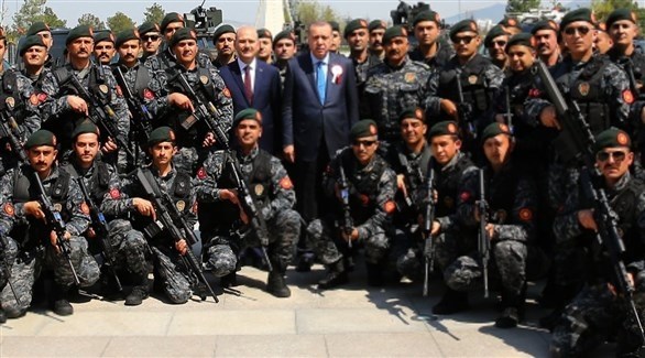 الرئيس التركي رجب طيب أردوغان بين رجال أمن أتراك.(أرشيف)