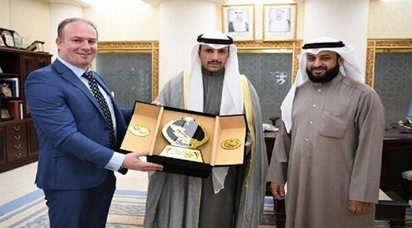 رئيس البرلمان الكويتي مرزوق الغانم متوسطاً نائباً كويتياً والمعارض الأحوازي حكيم الكعبي (تويتر)