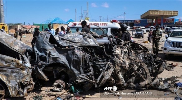 الشاحنة المتفحمة بعد انفجارها في هجوم السبت الإرهابي في الصومال (أ ف ب)