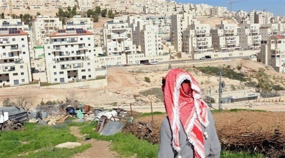 فلسطيني قبالة مستوطنة إسرائيلية في الضفة الغربية (أرشيف)