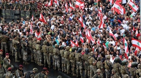 محتجون في لبنان يواجهون حاجزاً بشرياً من الجنود (أرشيف)