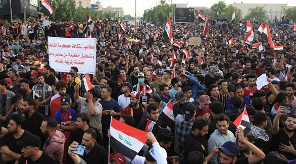 متظاهرون عراقيون يطالبون بإسقاط الحكومة (أ ف ب) 