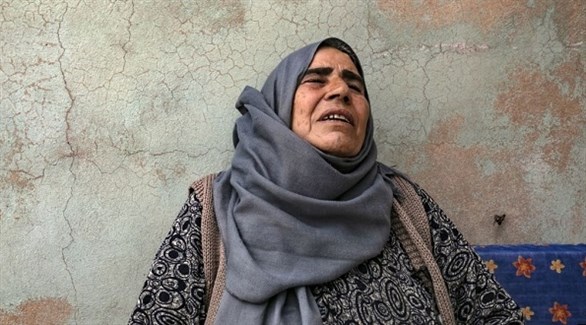 الكردية المهجرة شارة شيدو تبكي ابنها الذي قتلته فصائل موالية لتركيا (أ ف ب)