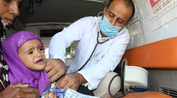 طبيب يفحص طفلة يمنية في إطار تدخلات الهلال الأحمر الإماراتي في اليمن (وام)
