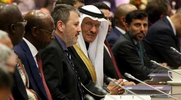 وزيرا النفط الإماراتي سهيل المزروعي والسعودي الأمير عبد العزيز بن سلمان في اجتماع أوبك اليوم (أ ب)