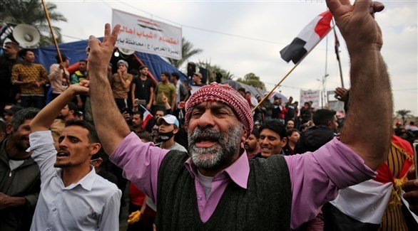 مجموعة من المتظاهرين في ساحة تحرير وسط بغداد (أ ف ب)