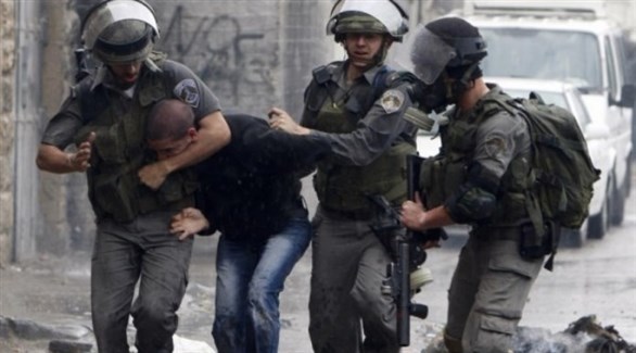 عناصر من قوات الاحتلال تعتقل فلسطينياً في الضفة الغربية (أرشيف)