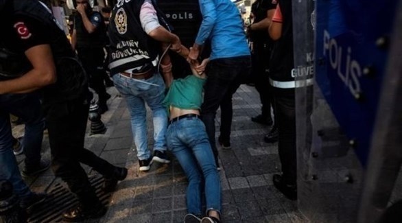 الشرطة التركية تسحل سيدة خلال مشاركتها في احتجاجات باسطنبول (أرشيف)