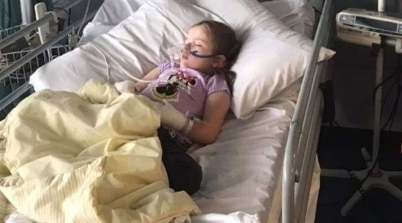 الطفلة إميليا ريفيت على سرير المستشفى (ميرور)
