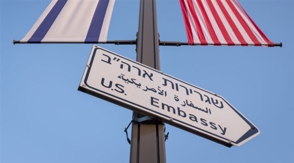 يافطة تدل إلى مكان السفارة الأمريكية في القدس (أرشيف / شاترستوك)