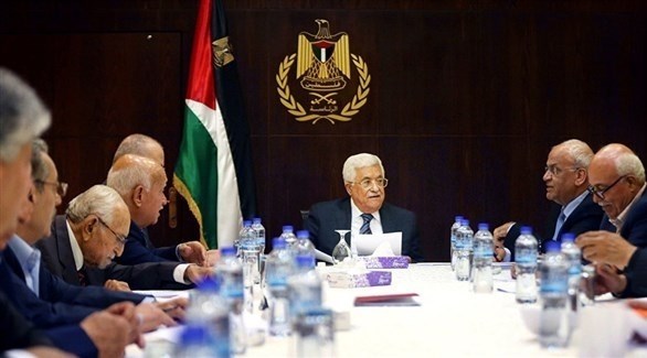 الرئيس الفلسطيني محمود عباس مترئساً اجتماعاً للقيادة الفلسطينية.(أرشيف)