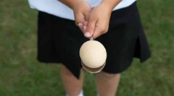 يمكنك استخدام بيضة مسلوقة أو كرة صغيرة للعبة (تعبيرية)