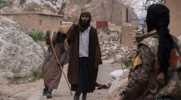 مقاتلان من داعش قبل إجلاء التنظيم وعائلاته من الباغوز.(أرشيف)