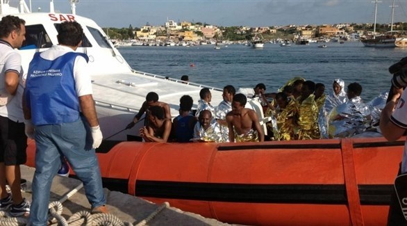 خفر السواحل في إيطاليا ينقذ مهاجرين غير الشرعيين (أرشيف)